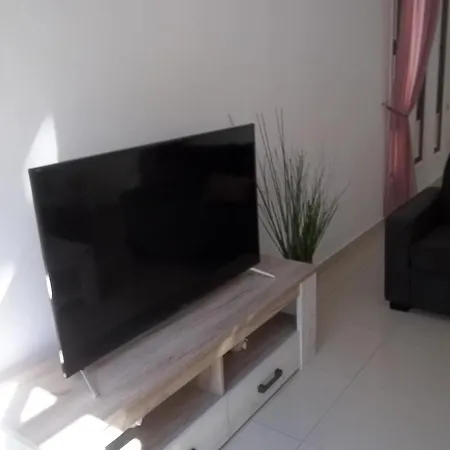 Amazing Modern 2 Bedroom Flat In Larnaca Apartamento